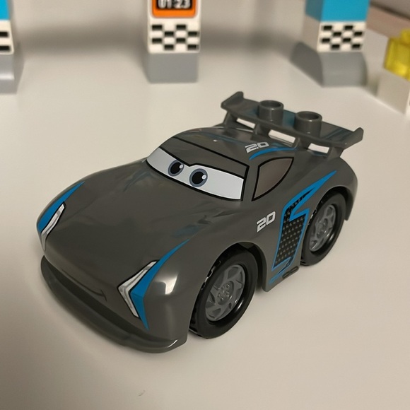 LEGO DUPLO DISNEY PIXAR CARS Piston Cup Race 10857 - Picture 7 of 14